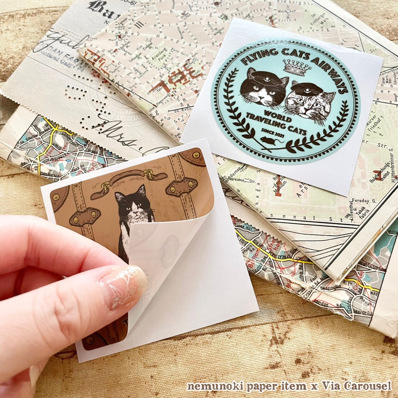世界を旅する猫たち ステッカー2枚セット | Via Carousel