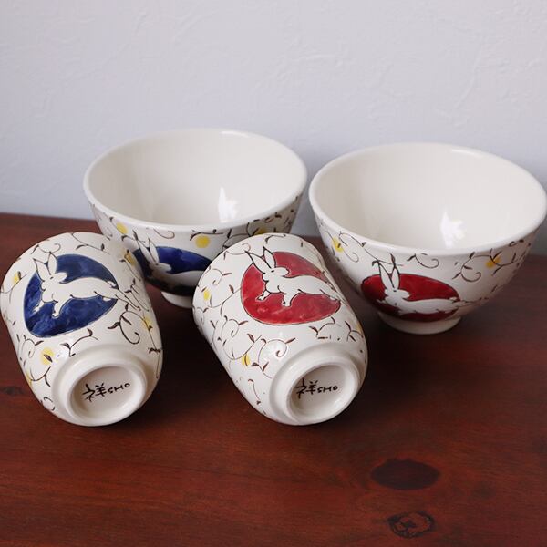 おみつさまご購入リ4号ふっくら丸鉢 チェックのマフラーうさぎさんとチューリップ 波佐見焼 丸コップ うさぎ唐草（青・赤）4-088 | MARUFUKU utsuwanohana