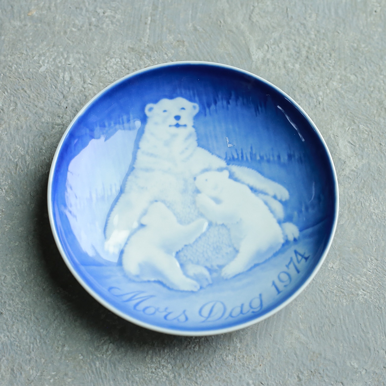 仲睦まじく寄り添う、シロクマ家族の皿