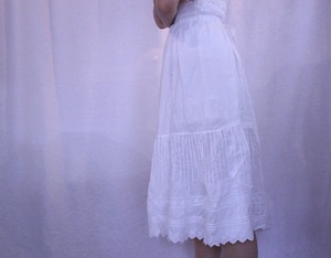 ホワイトコットン　刺繍ギャザースカート (21)