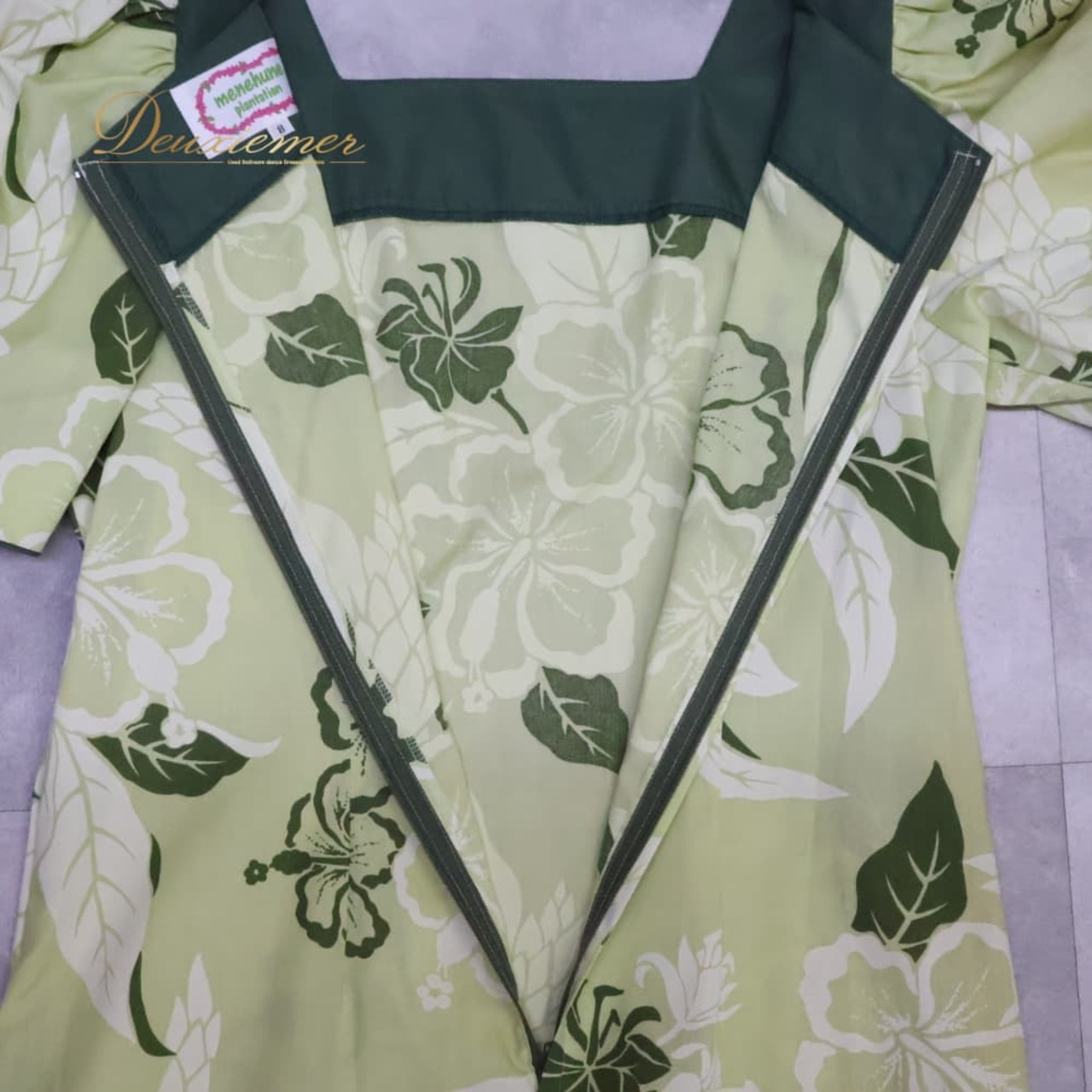 フラダンス 衣装 MENEHUNE PLANTETION メネフネプランテーション ワンピース ドレス グリーン系 フリル アシンメトリー スリット風 ハイビスカス柄 かわいい 華やか 鮮やか 明るい 爽やか 緑 白 ハワイアン レッスン 練習 ホワイト系