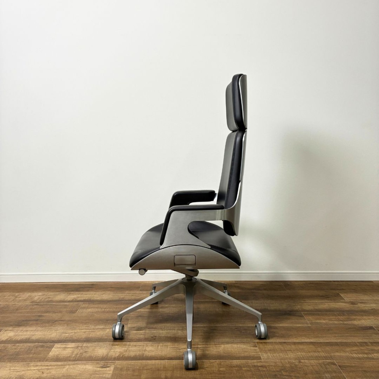 Interstuhl SILVER インタースツール シルバー オフィスチェア デザイナーズ家具 Cassina ixc. 本革 ブラック系【中古】【250サイズ】