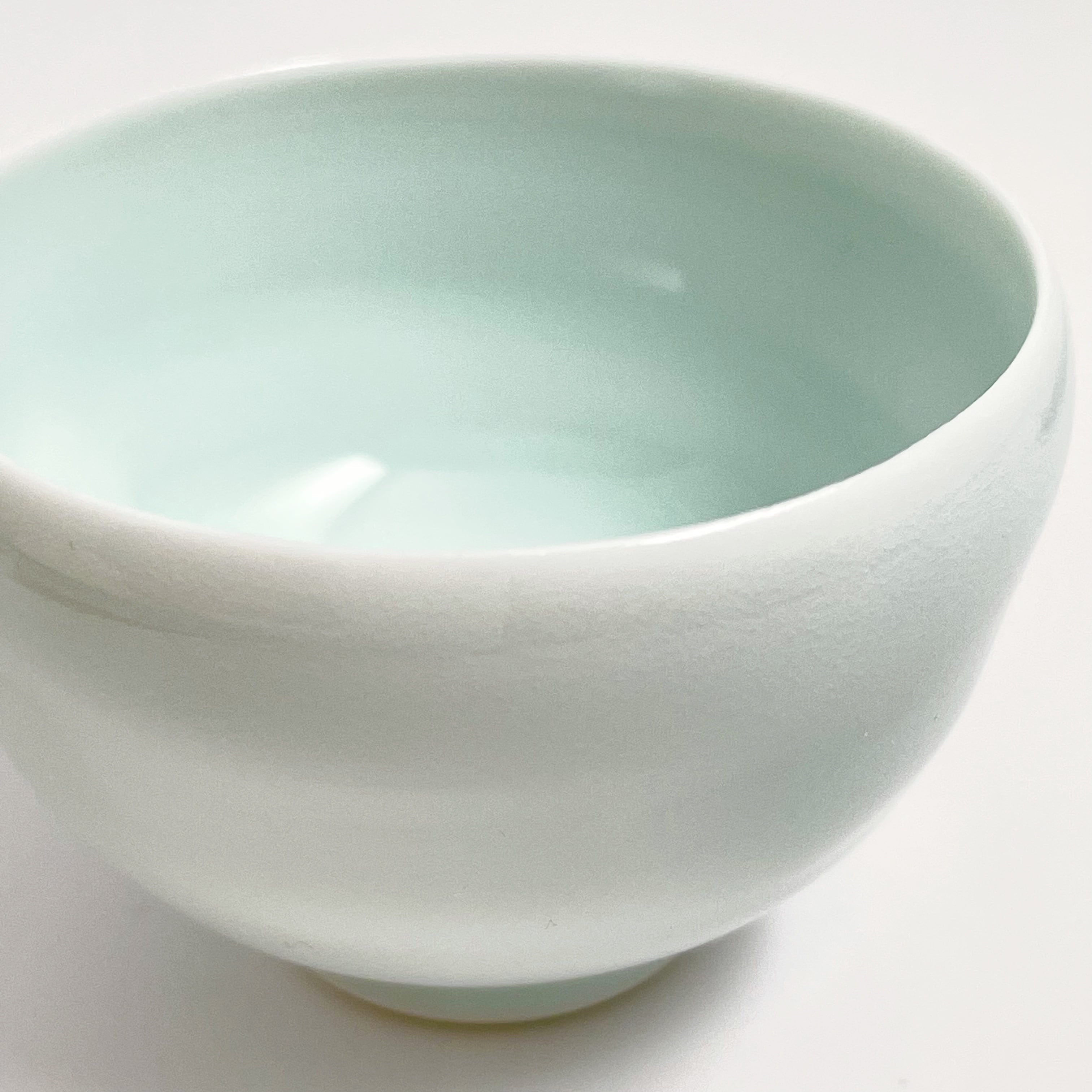 波佐見焼：日本酒ののみくちを追求した青白磁ぐいのみ | 波佐見焼 福春