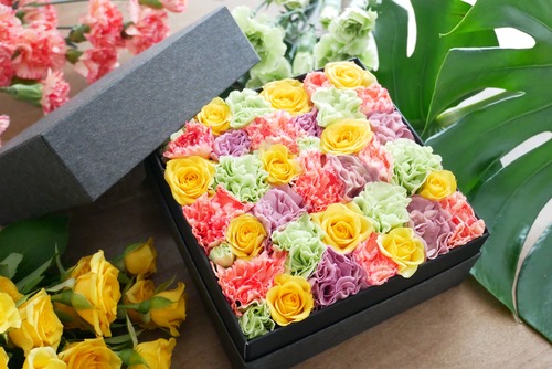 Boxed fresh flower arrangement(季節の花のフラワーボックス：生花)