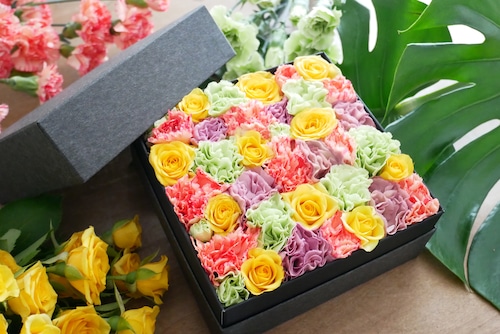 Boxed fresh flower arrangement(季節の花のフラワーボックス：生花)