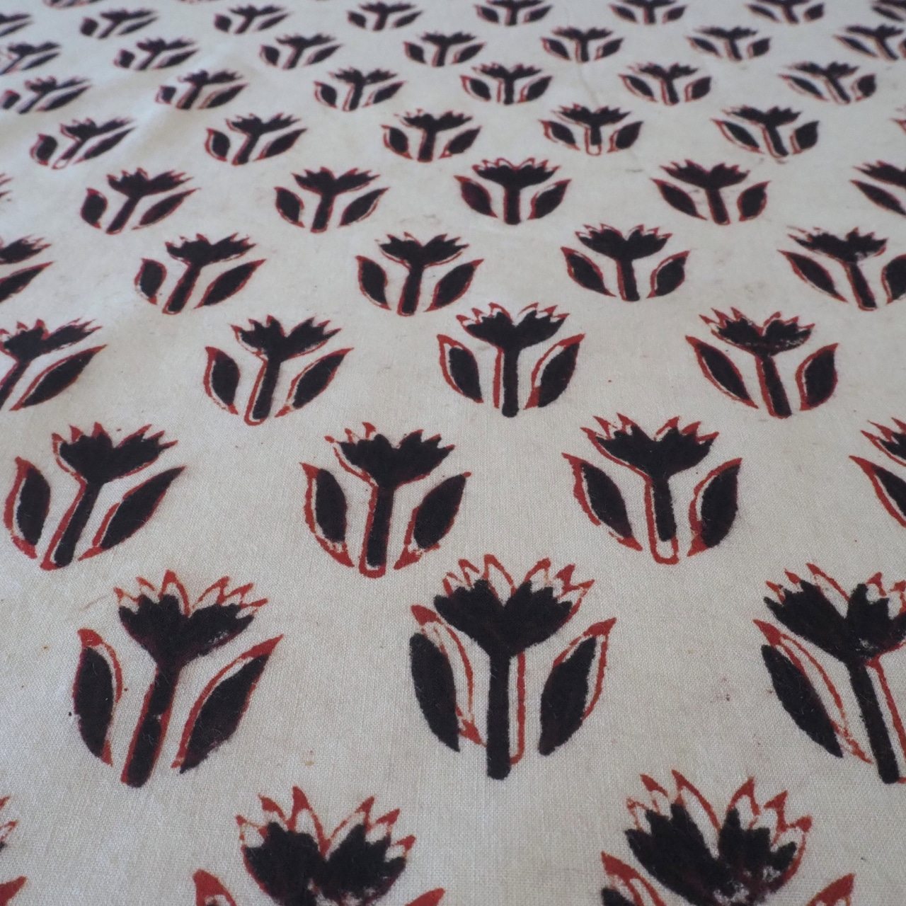 ブロックプリント生地【50cm単位】インド綿 小花柄 生成り×黒×赤 #51010-WT1