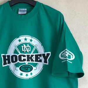 【XLサイズ】"UNIVERSITY OF NORTH DAKOTA HOCKEY" 前後両袖厚塗りプリント S/S Tee