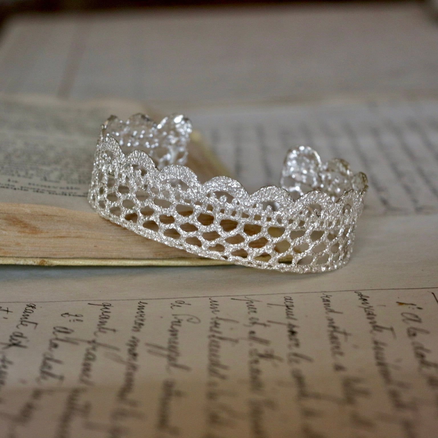 -コンフィズリ- アンティークレースのシルバーバングル