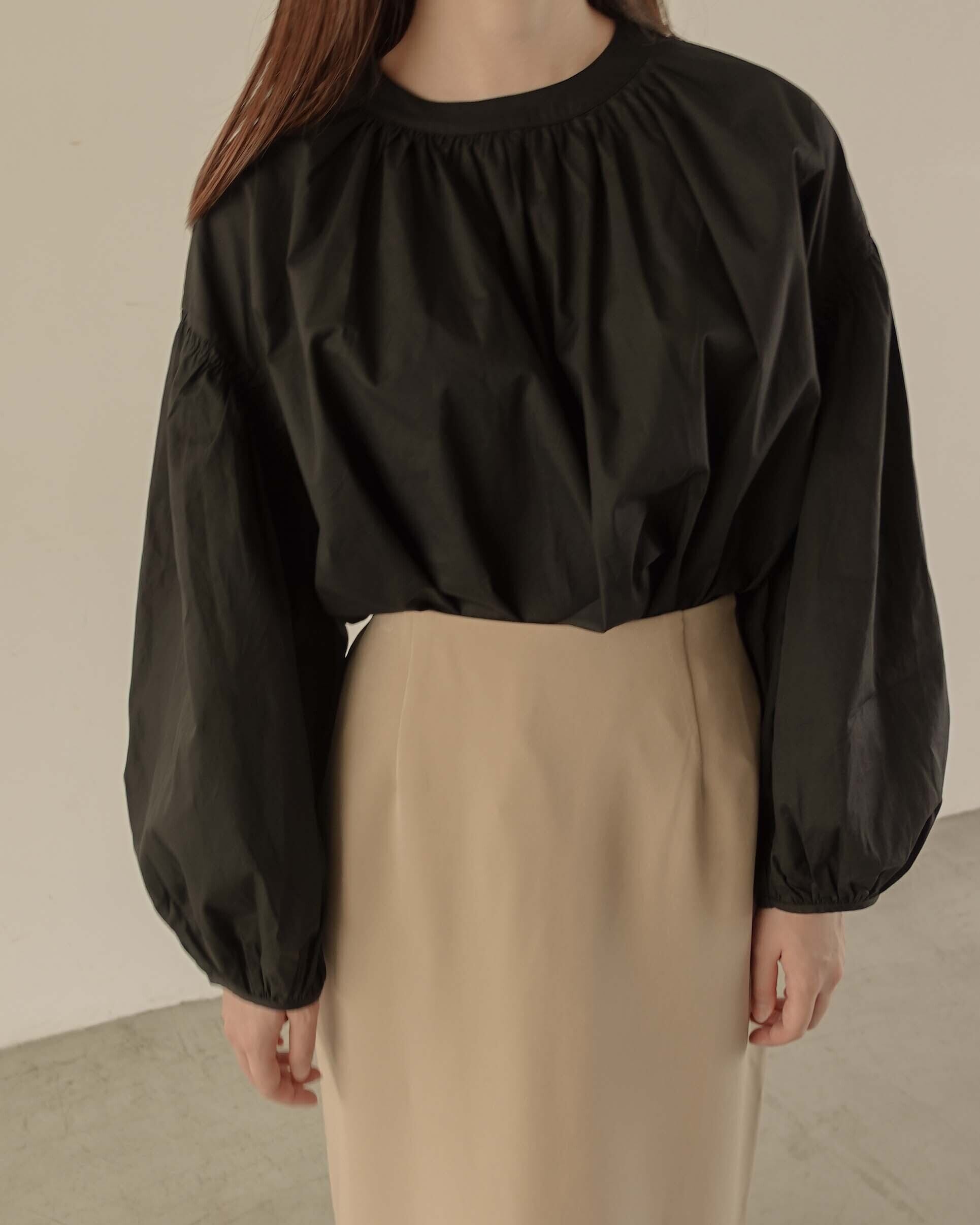 AM229017 design tuck volume blouse | Alumu. powered by BASE