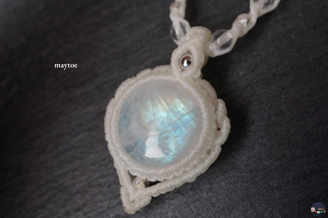 幻想的な輝き*レインボームーンストーン(ホワイトラブラドライト)のマクラメネックレス * 雪の妖精 *