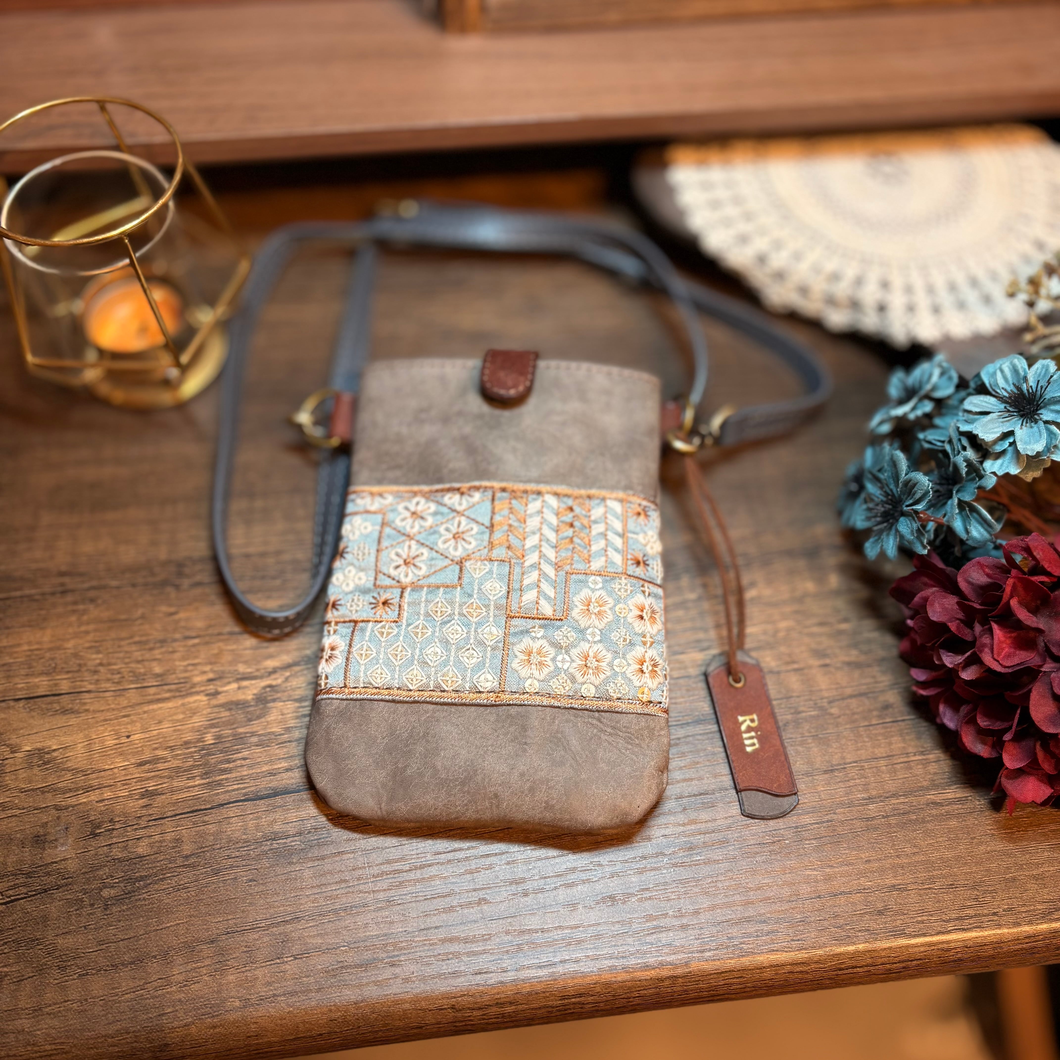 刻印名入れタグ付き】インド刺繍リボンとレザーで作ったスマホ
