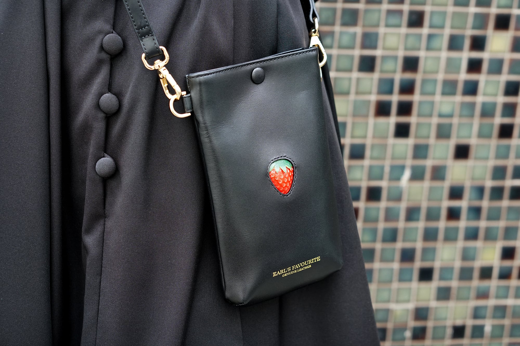 More Strawberries Collection】スマホショルダー（赤いちご／ブラック