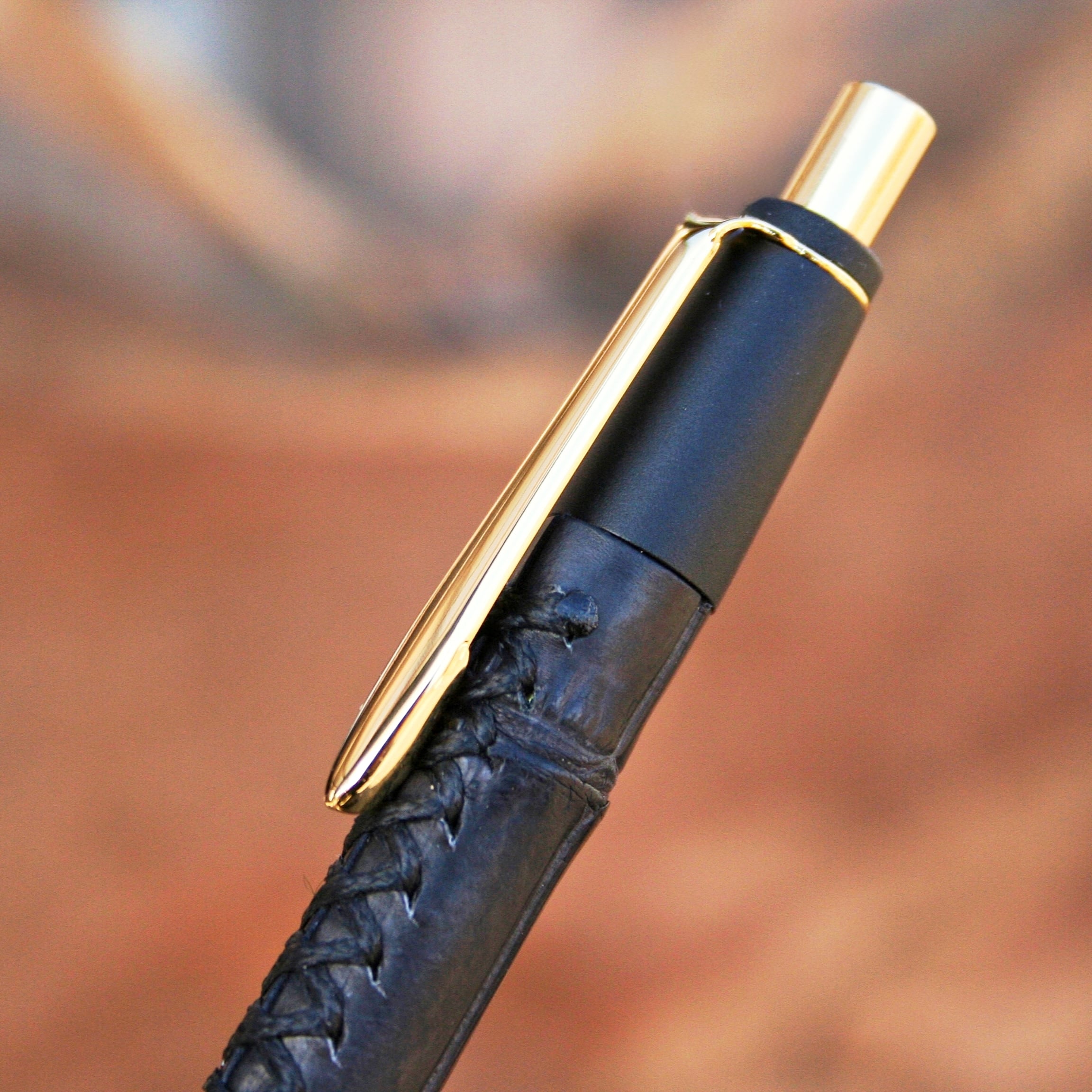 ☆不定期販売☆ 革軸ペン【クロコダイル マットブラック】 | Schicksal