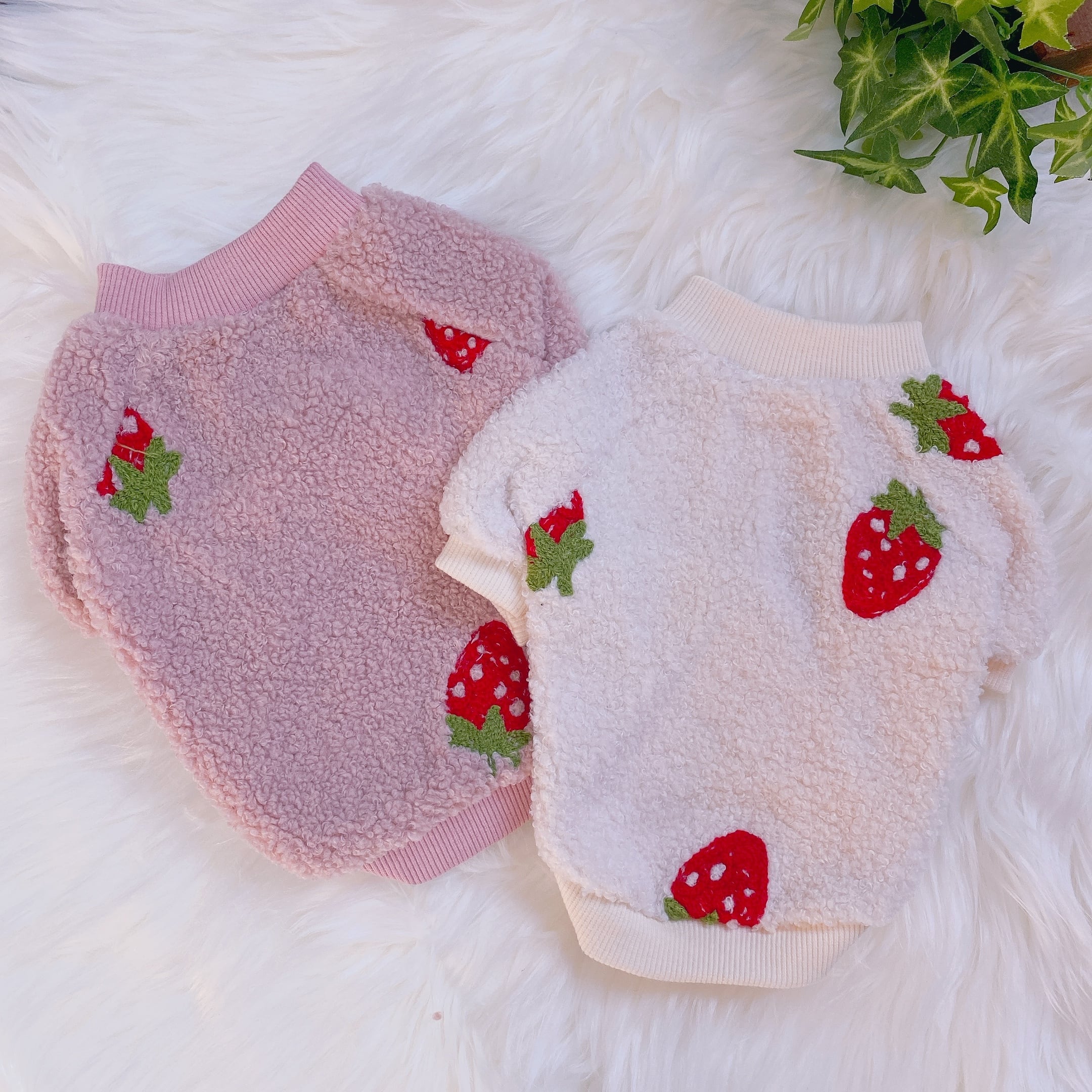 【SALE】ストロベリートレーナー S ~ XL 2color  /  犬服 秋冬 新作 ドッグウェア 小型犬 中型犬 暖かい 犬 服 お揃い 猫 b23