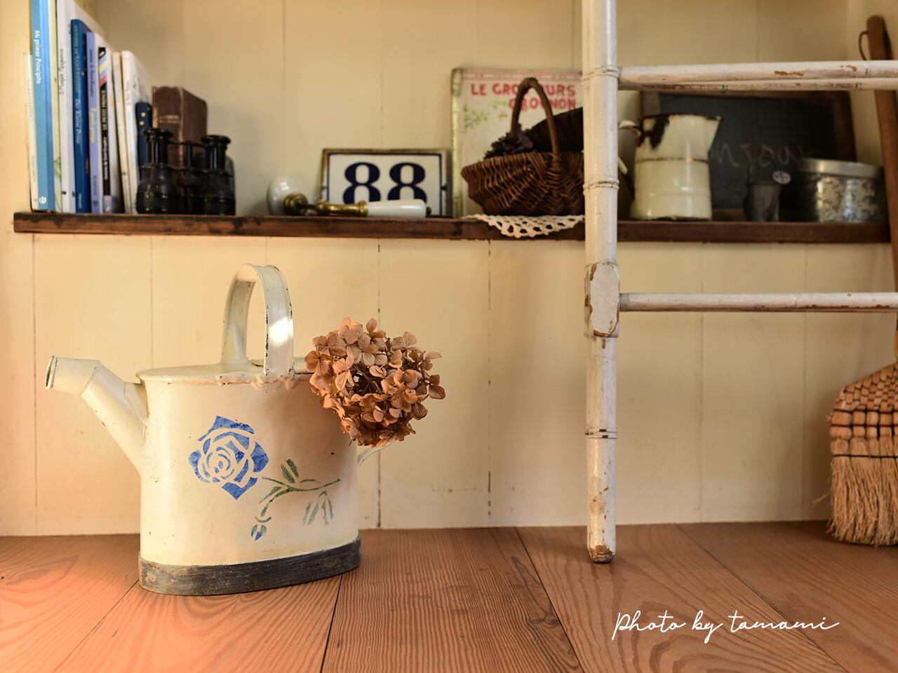 白地にお花柄がかわいい白のジョーロ フレンチアンティーク