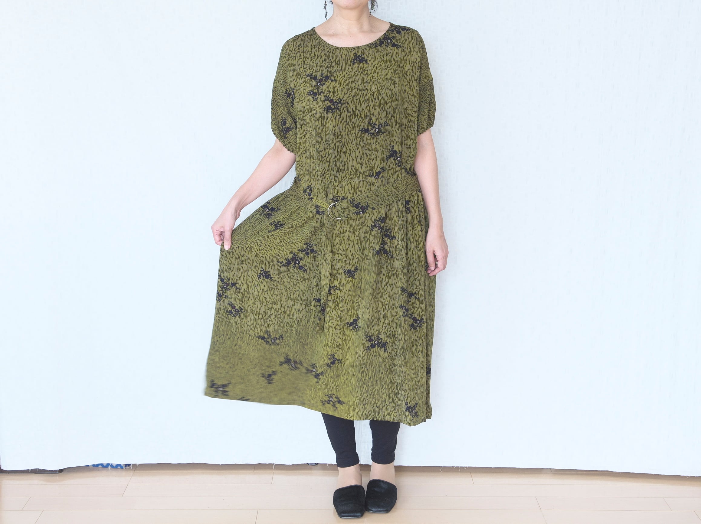 古着リメイク　ゆったりオリーブカーキパーカーと３段ティアードパッチワークワンピ 0834 パフスリーブのギャザーワンピース | MUhandwork