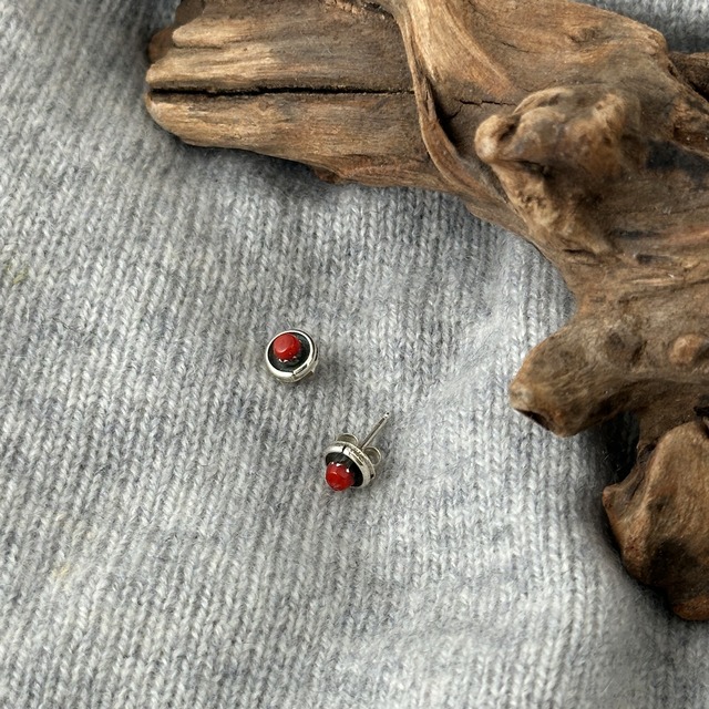 《Indian Jewelry》リトル ラウンド サンゴ スタッド ピアス