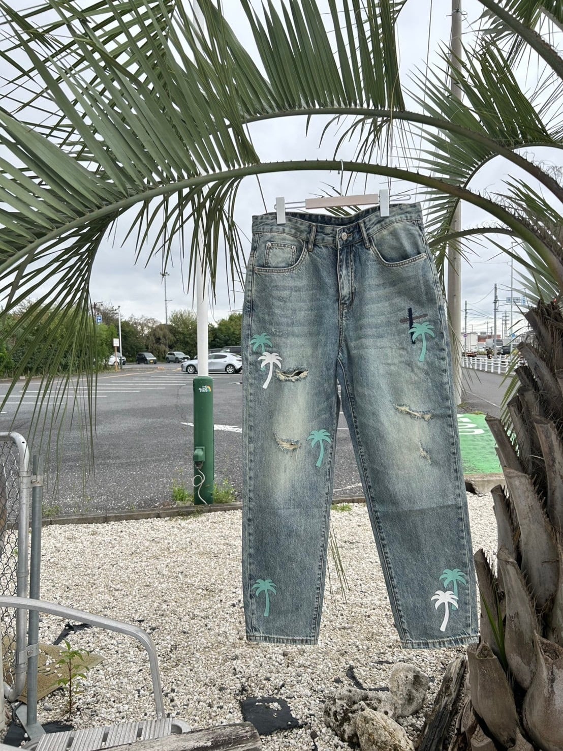 LIFE is palmtree レザーパッチダメージデニム ￥15,900(￥17,490)