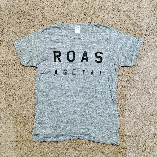 "ROAS AGETAI" グレーTシャツ【黒プリント】