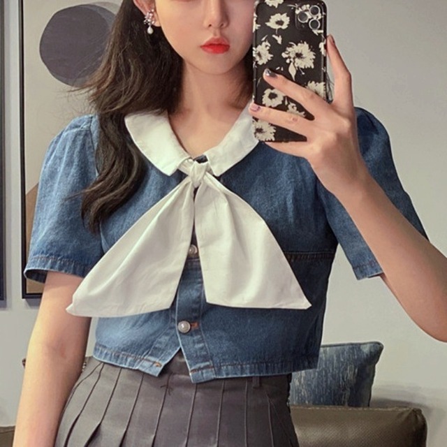 【送料無料】トップス レディース デニム シャツ ショート丈 半袖 パフスリーブ 襟付き かわいい レトロ 前開き ローカラー 三角タイ リボンタイ ボタン リボン ブルーデニム  ガーリー キュート ラブリー きれいめ 清楚 カジュアル トップス ブラウス コーデ タイト スリム こなれ感 インスタ映え アイテム 韓国 ファッション デート 通学 学生 女子会 お出かけ 普段使い イベント モテ 主役級 10代 20代 青 ブルー M L 夏 トレンド 抜け感 オシャレ おしゃれ db1630