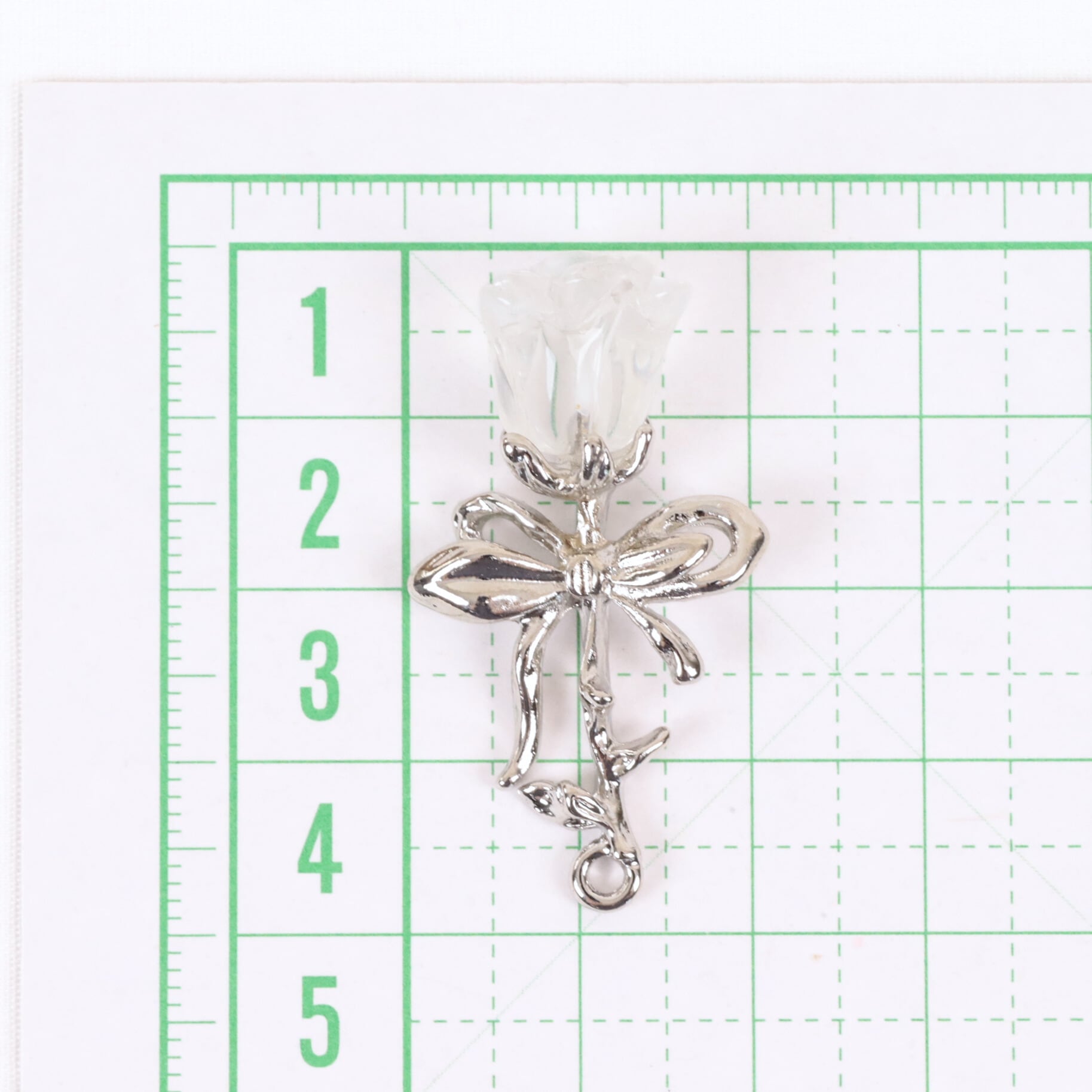 薔薇リボン（紋章の盾形）フレームワーク手彫りアンティーク【SV925】カップ 薔薇 リボン シルバー 金属 樹脂 02000264 チャーム ハンドメイド 装飾