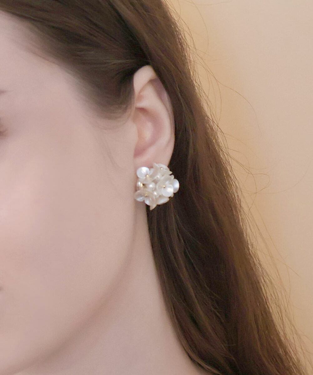 ホワイト フラワーブーケ ピアス 真鍮 韓国製