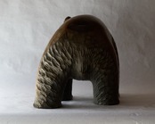 どっしりと構える、在銘の大きな木彫り熊