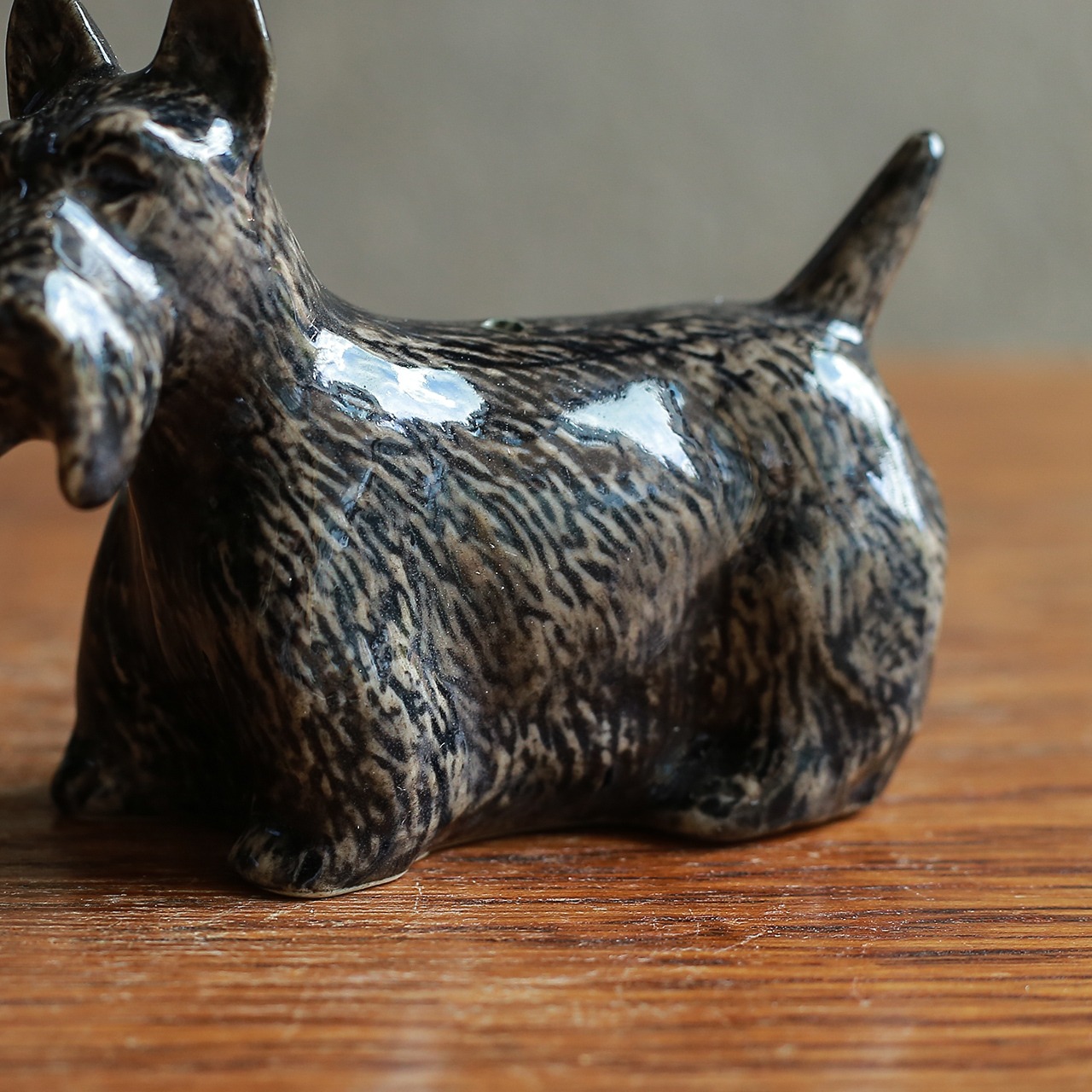 陶器の温かみ感じる、スコティッシュテリアの調味料入れ 1