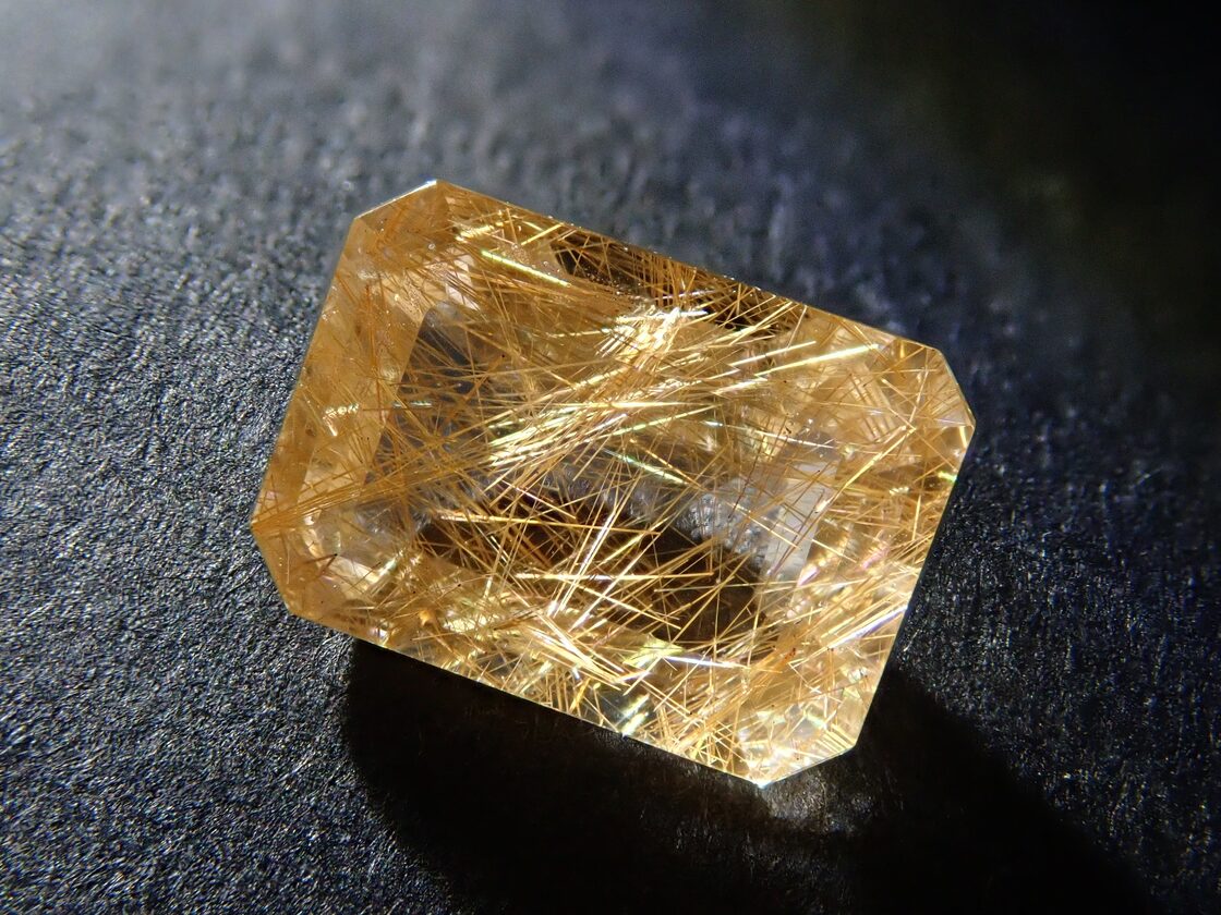 宝石ガチャンポ！！】ブラジル産ルチルインクォーツ ～金線が織りなす 