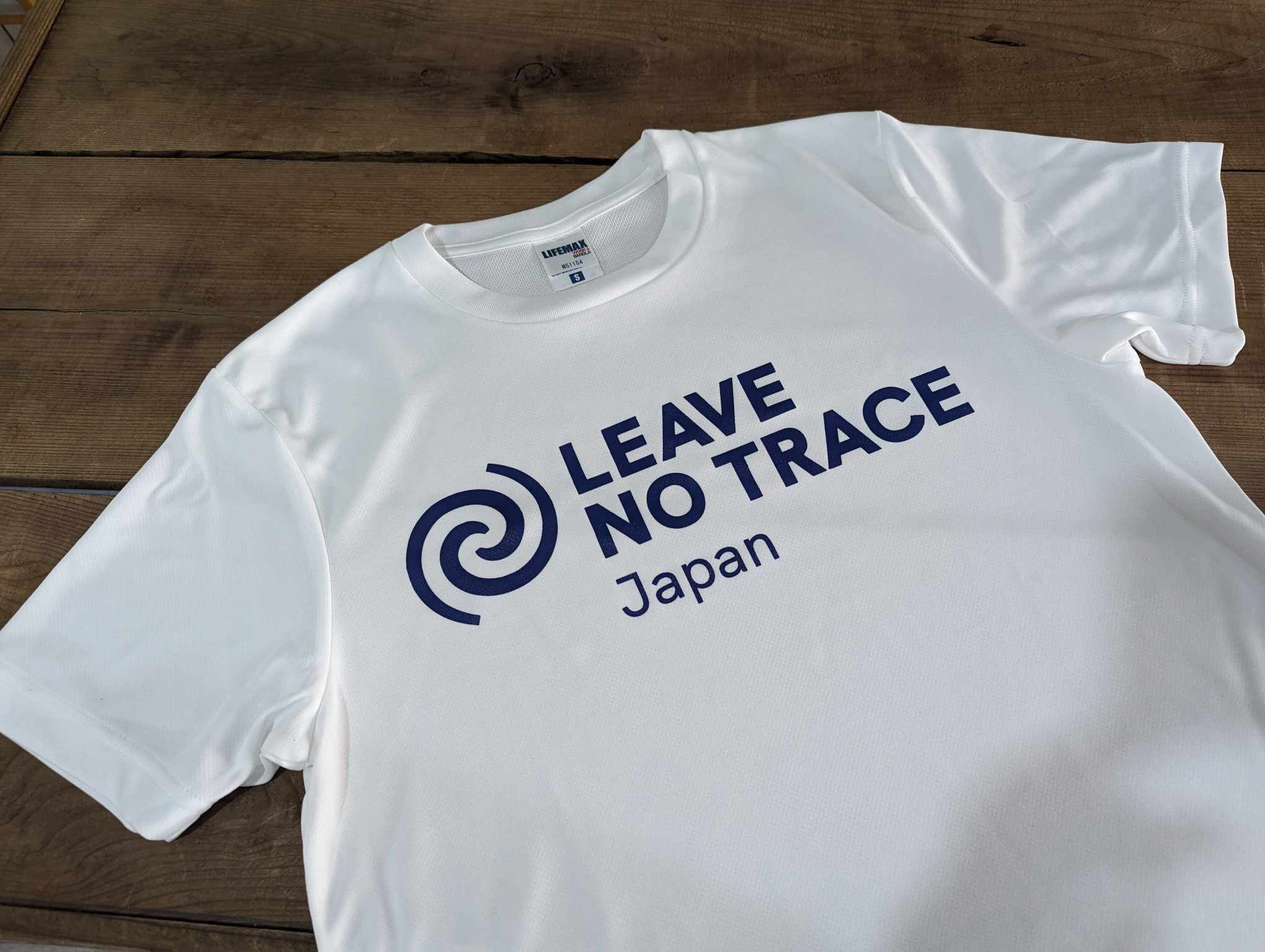 LNTJロゴTシャツ | リーブノートレイスジャパン