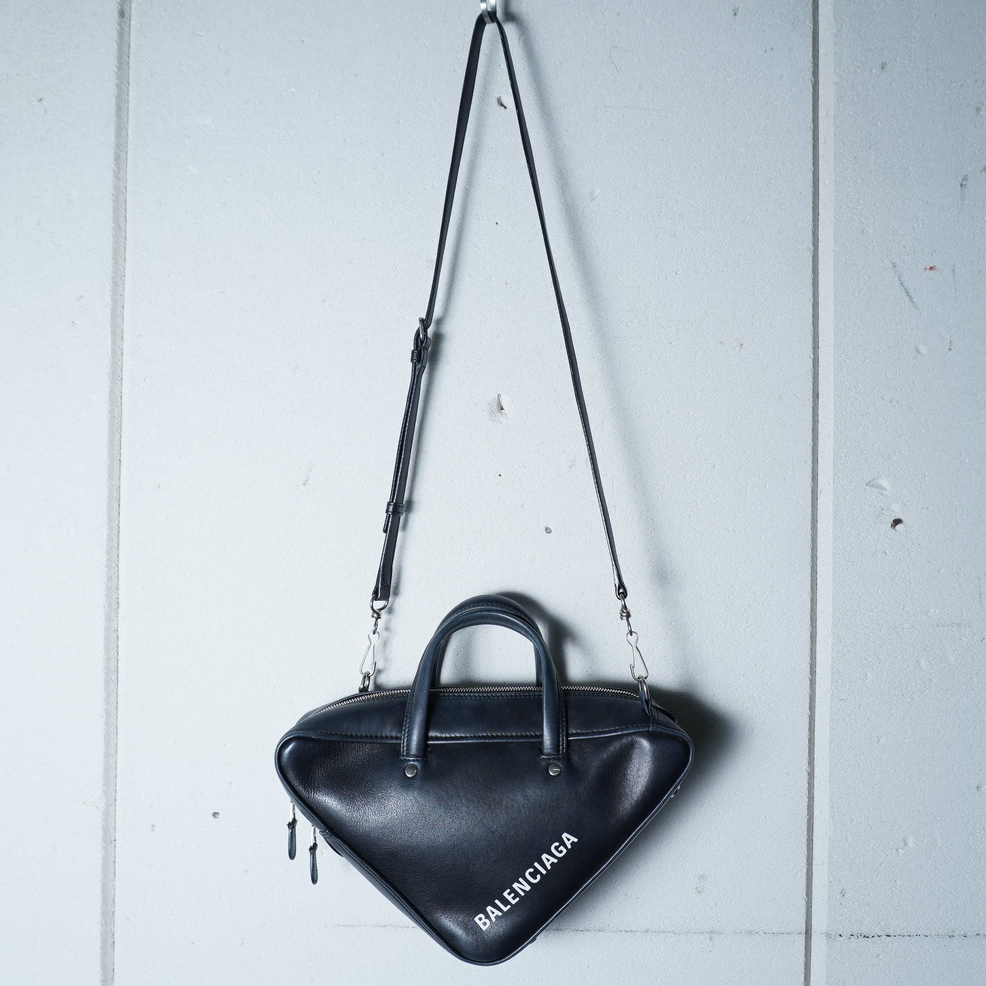 BALENCIAGA】バレンシアガ ロゴ入 トライアングルレザーショルダー