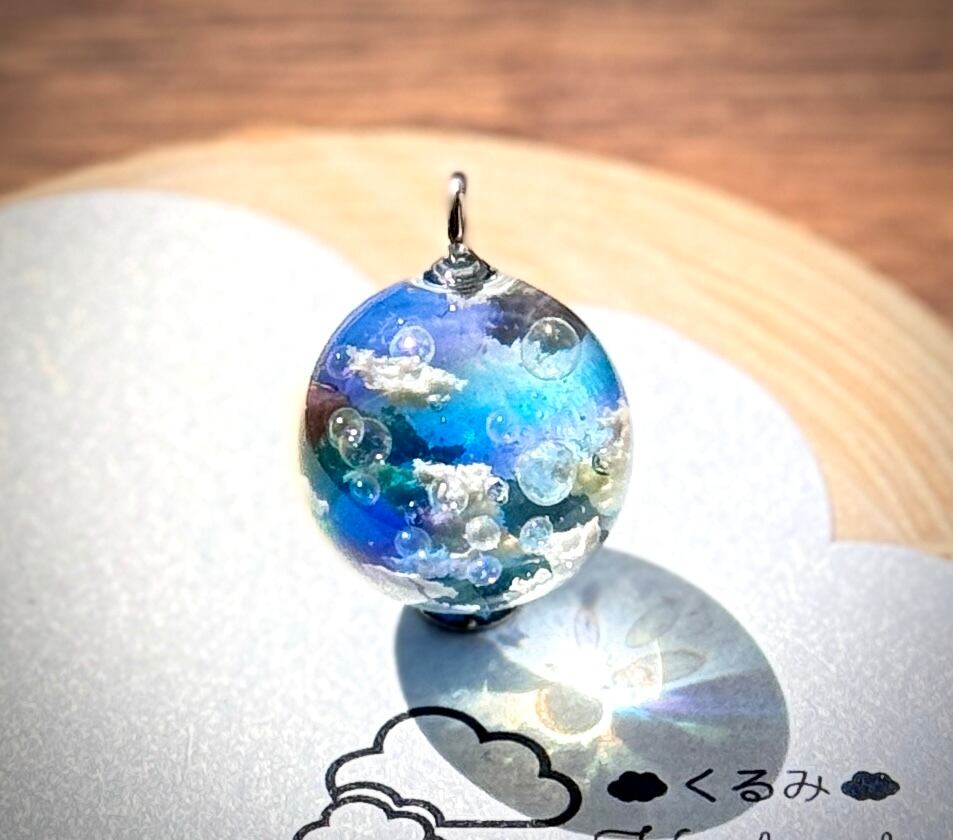空&雲ペンダント まん丸 青空にかかる虹とシャボン玉 20mm I
