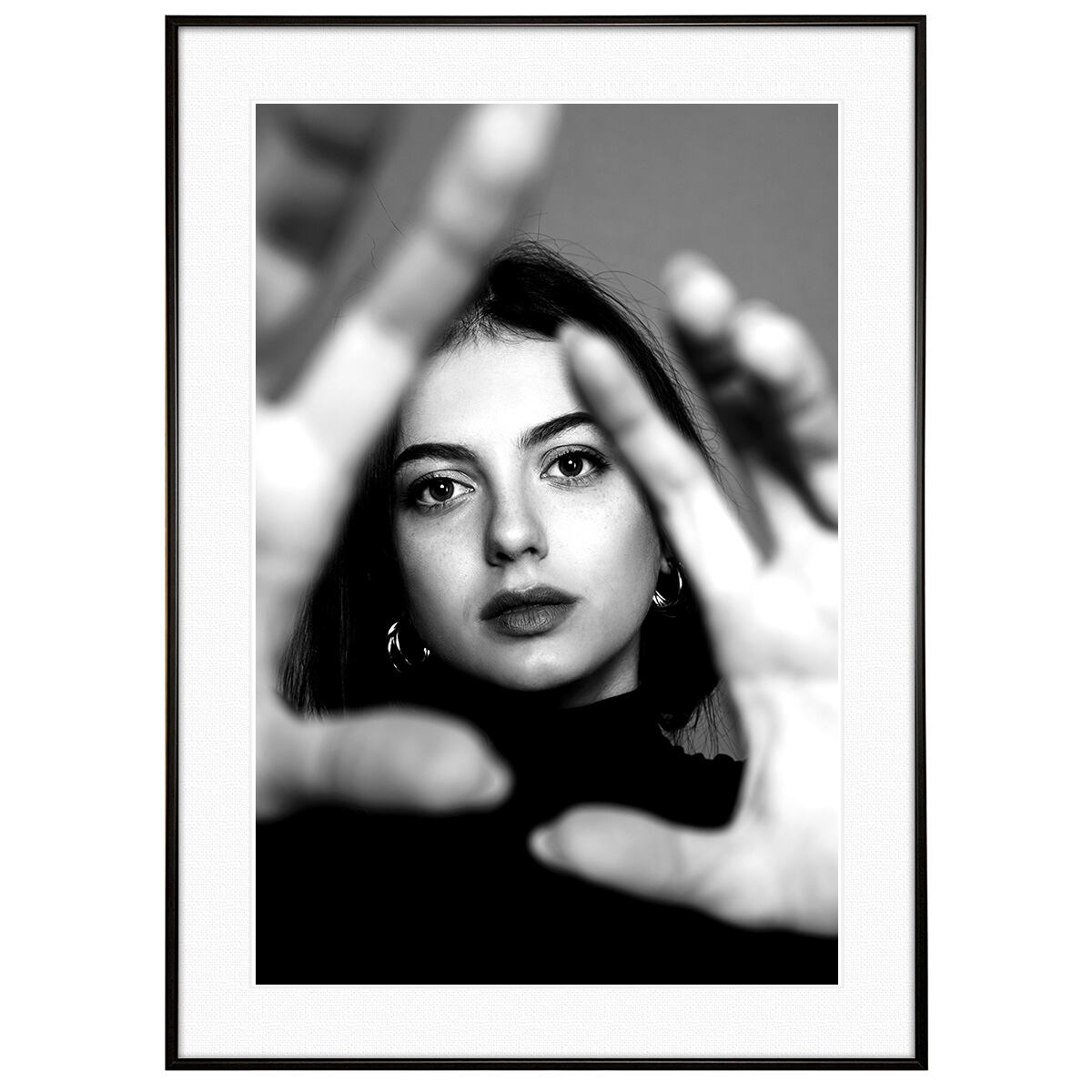 人物の写真 手をこちらに広げている女性 インテリアモノクロアートポスター額装 AS2145