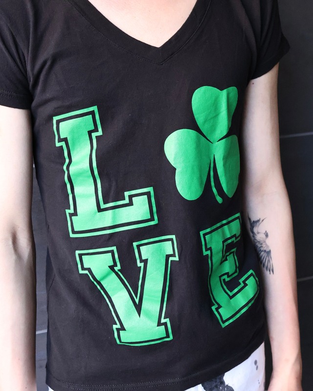 slim silhouette V-neck T shirt