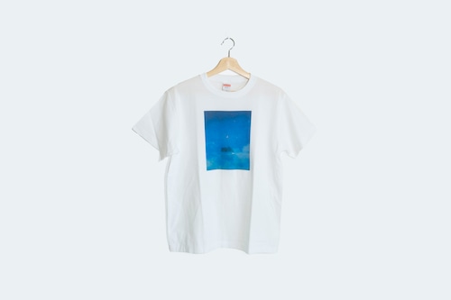 夜の湖に浮かぶ、月と森を描いた、Tシャツ