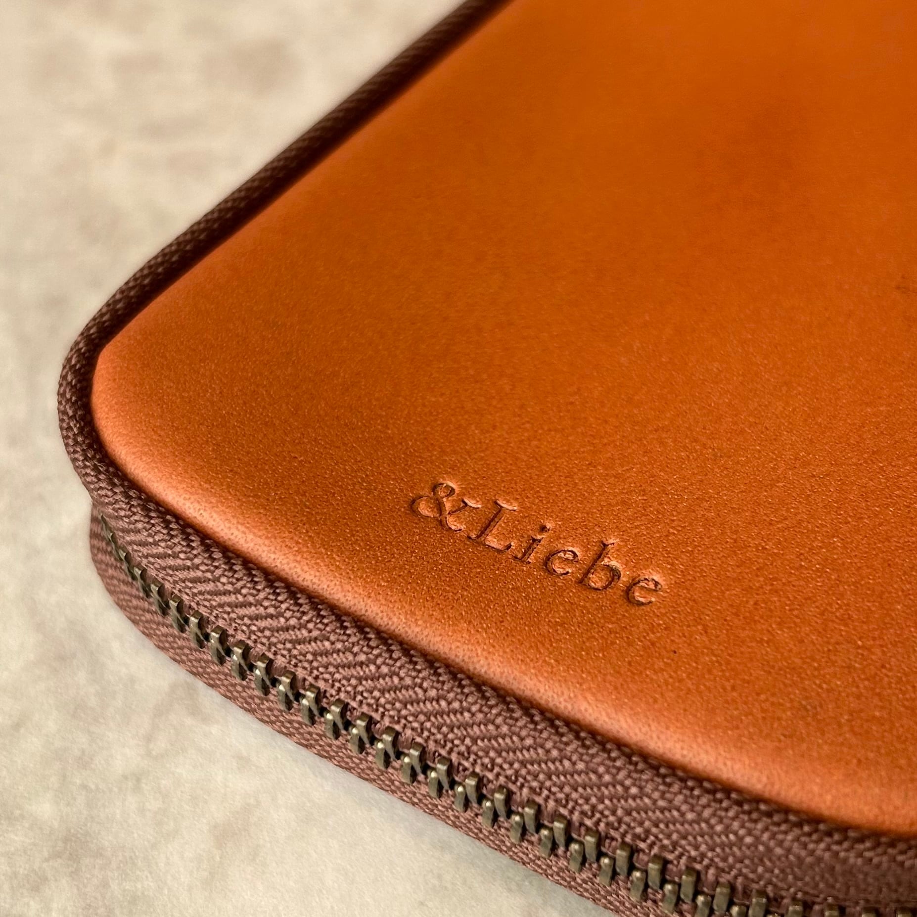 &Liebe アンドリーベ 栃木レザー ペンケース 茶色 文具にこだわる人のジップペンケース 【栃木レザー】 – &Liebe
