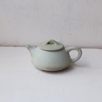 ペールブルーのティーポット