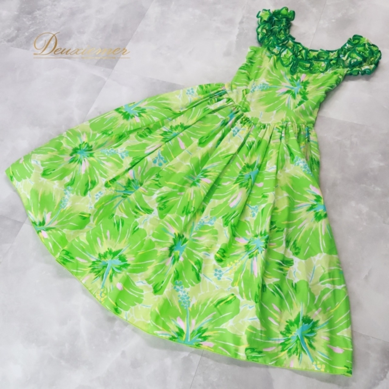 フラダンス 衣装 ワンピース ドレス グリーン系 アロハエミカ ハワイアンプリント 花柄 Aloha Emika アロハ フラ ダンス レッスン 練習 フリル フラワー 華やか 鮮やか さわやか かわいい おしゃれ ノースリーブ フラダンス衣装 かわいいデザイン おしゃれな色柄 女性用ドレス フリル付き 花模様 清涼感