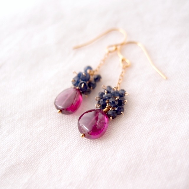 【K14gf】Rhodolite Garnet × Blue Sapphire Earrings／ロードライトガーネット×ブルーサファイア ピアス