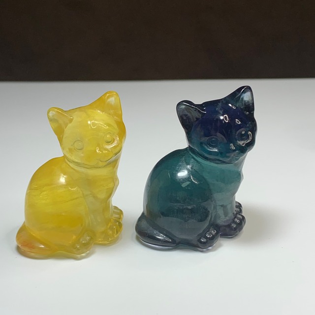 ちょこんと座っている可愛いねこさんの休憩所・フローライトねこ