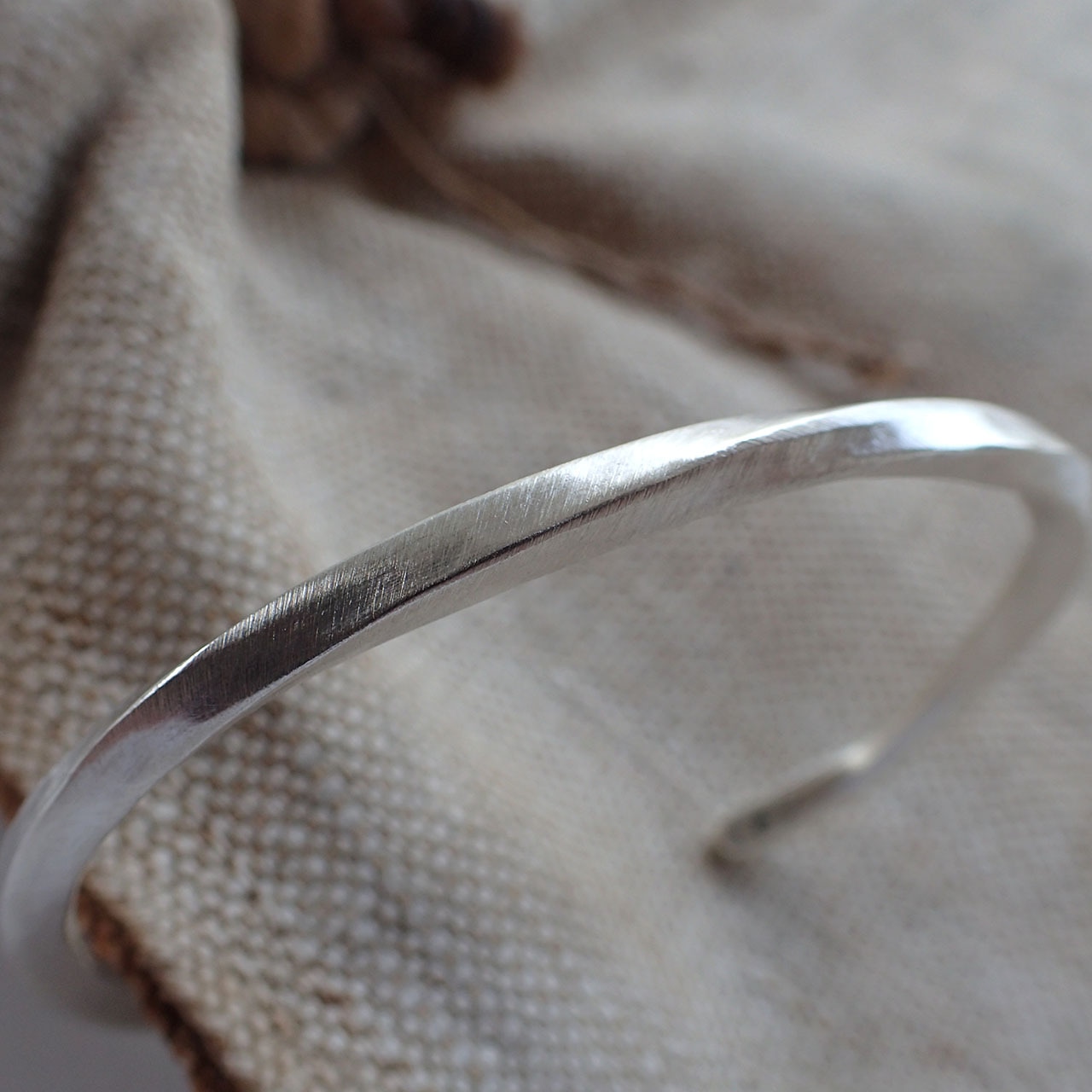 Women’s Twisted Bangle (レディース)