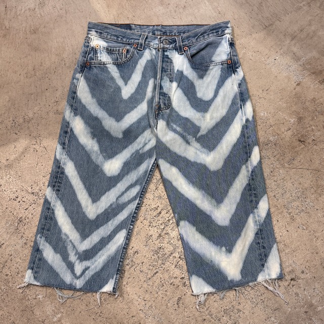 LEVI'S BLEACH CUT OFF SHORTS