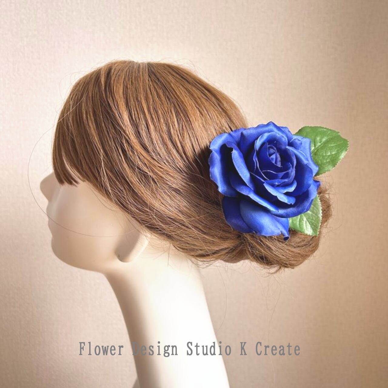ロイヤルブルーの薔薇と葉っぱの髪飾り 花径110mm 青 青い薔薇