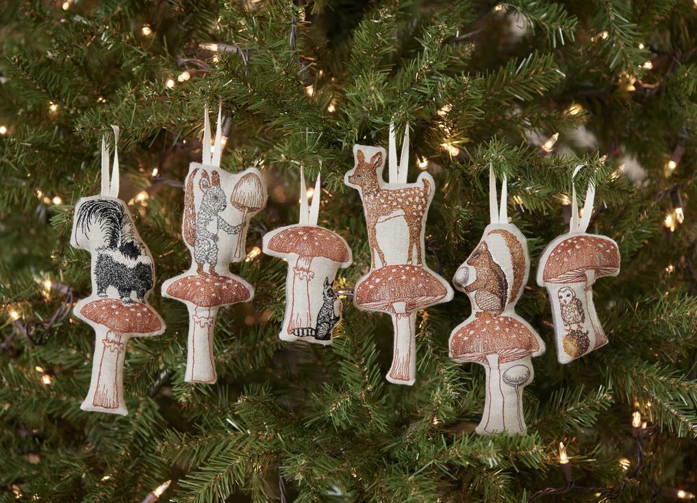 人気新品入荷 CORAL&TUSK「Chipmunk with Mushroom Ornament 」 キノコと その他