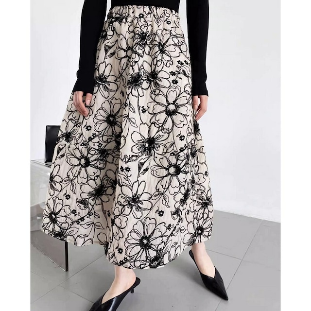 Flower embroidered flared easy skirt