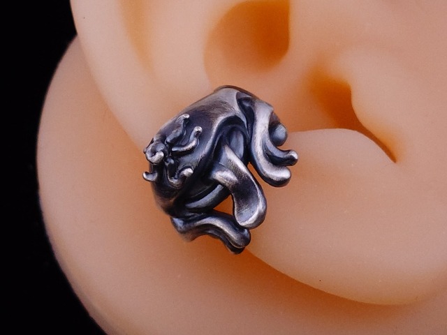 「迷宮を統べるもの」イヤーカフ