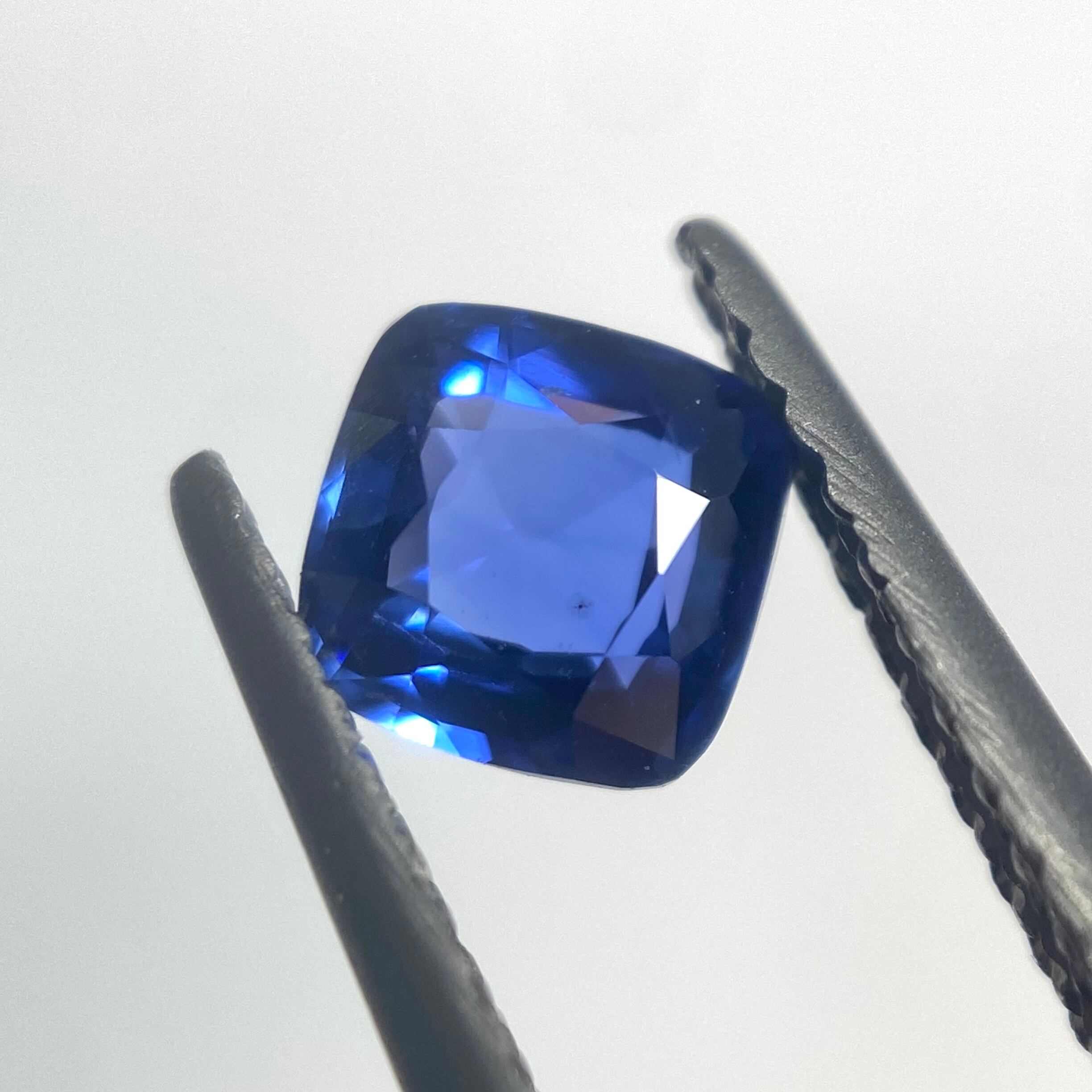 濃く鮮やかなブルーサファイア