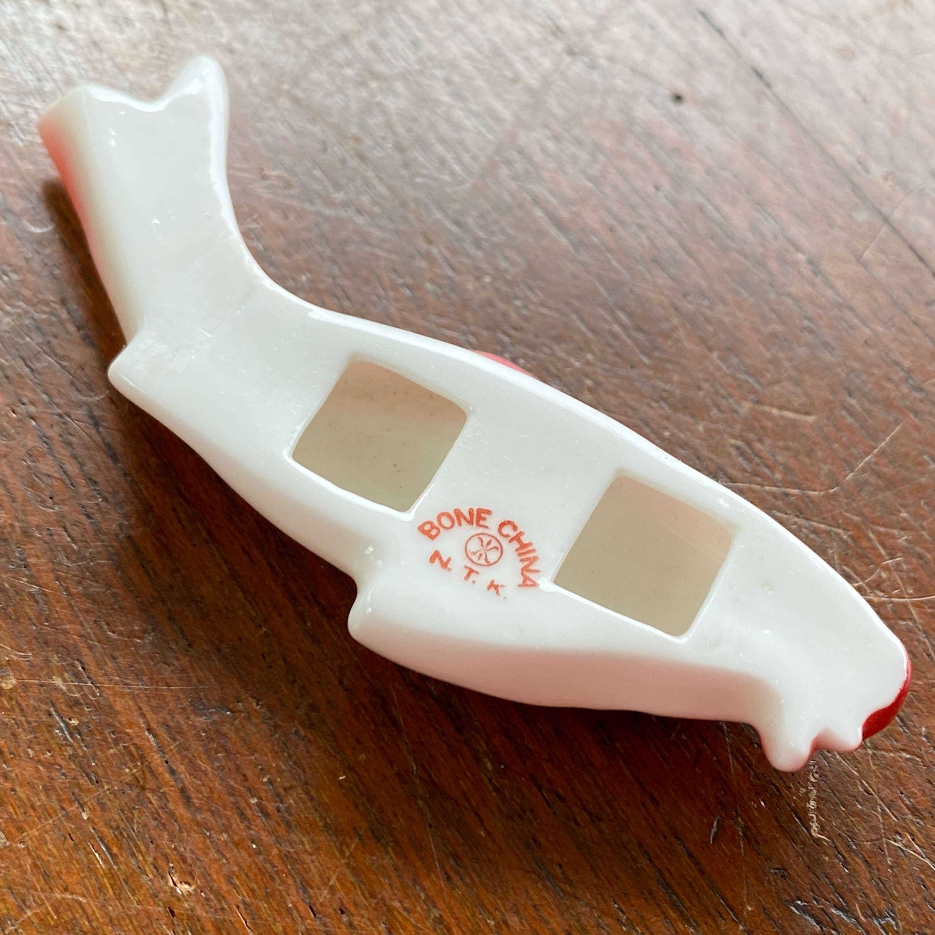 アンティーク　日本陶器　ボーンチャイナ緋鯉の帯留め