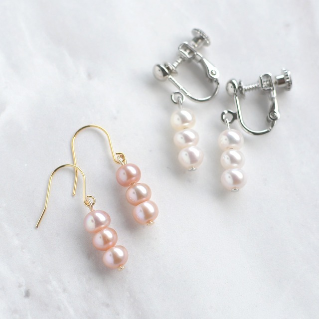 3粒がころんと愛らしい 小粒 淡水パール 上品ホワイト & 華やかパープルピンク / ピアス イヤリング ps-152