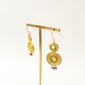 黄金の草 カッピンドウラード ピアス&イヤリング ダブルスパイラル ガーネット